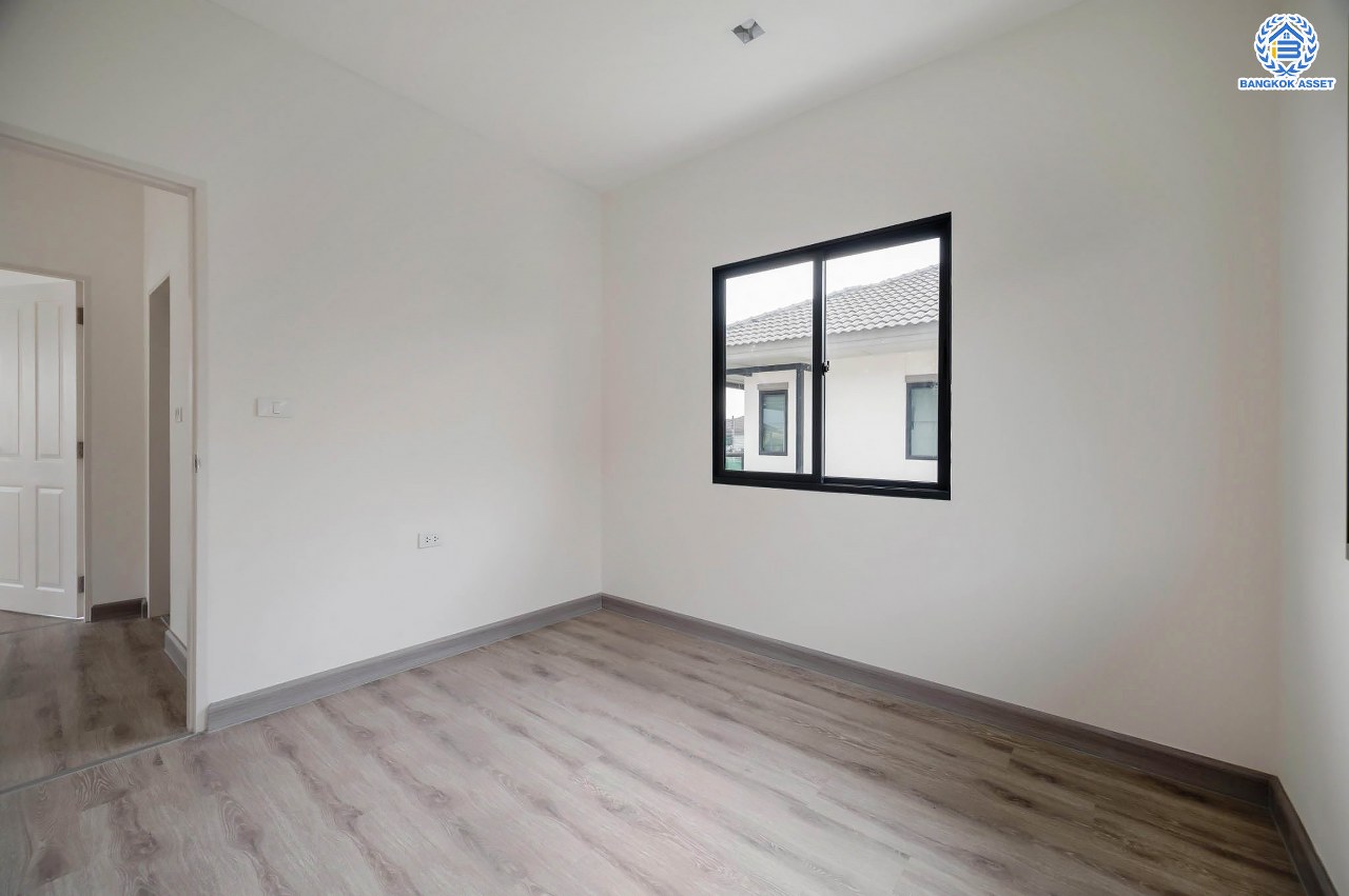 บ้านมือสองตกแต่งใหม่ โครงการ สราญสิริ ติวานนท์-แจ้งวัฒนะ1 เนื้อที่ 50.8 ตร.ว. ดีไซน์ตอบทุกไลฟ์สไตล์ ฟังก์ชัน 3 ห้องนอน 2 ห้องน้ำ จอดรถได้ 2 คัน Living กว้างขวาง บนทำเลติดถนนใหญ่ เชื่อมต่อทุกเส้นทาง ใกล้จุดขึ้นทางด่วน "ศรีสมาน"